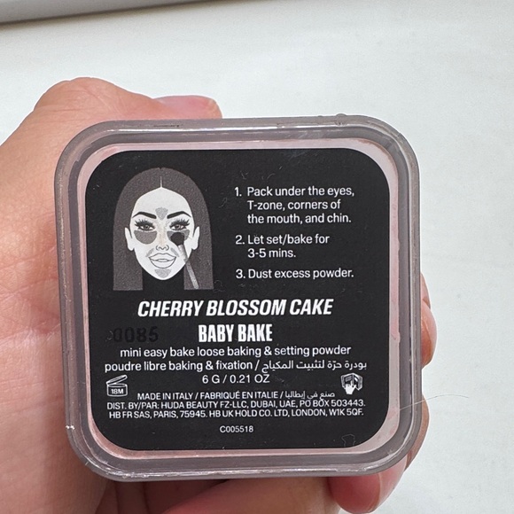 HUDA BEAUTY Other - HUDA BEAUTY Black Compact